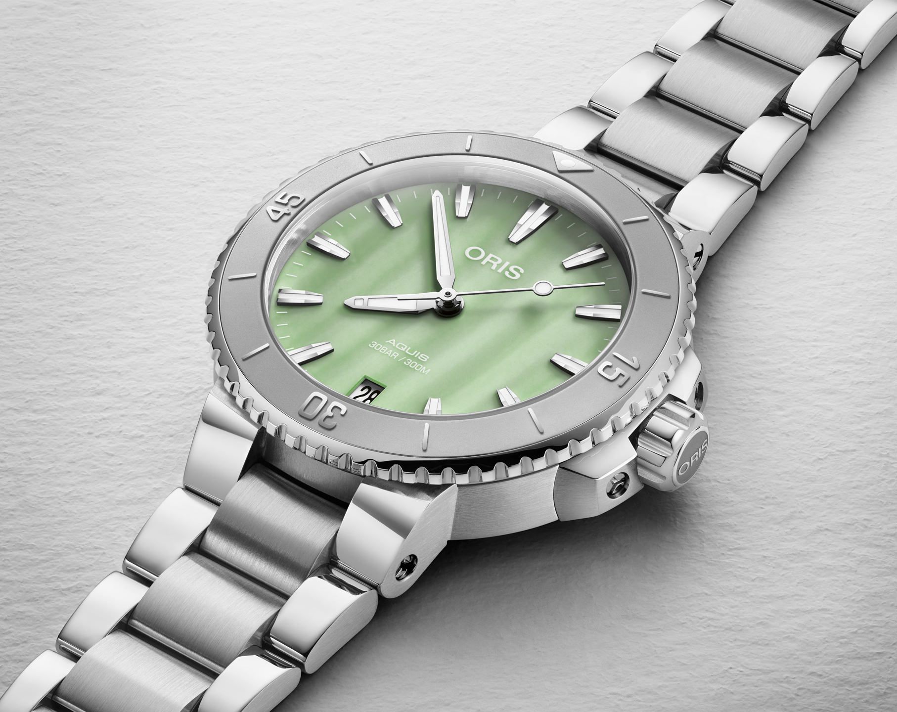 Oris Aquis Aquis Date Green Dial 36.5 mm Automatic Watch For Women - 3